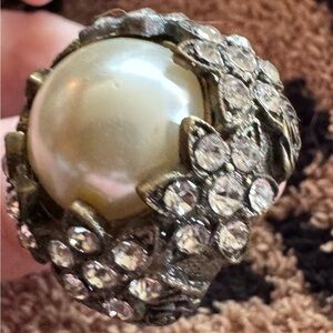 Oversized pearl ring!! Very eye catching!!❤️